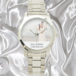 Relógio foto do casal de prata do aniversário de 25 casame<br><div class="desc">Modelo para sua própria foto. Uma foto de casamento ou uma foto de marido e mulher. Um texto preto de quadro branco. Números brancos de 9 a 3. Com o texto: Aniversário de Casamento de 25.</div>