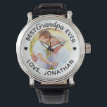 Relógio Foto Personalizada Do Melhor Avô De Todos Os Dias<br><div class="desc">O melhor vovô... Personalize este relógio do avô com a foto e o nome favoritos do seu neto. Seja aniversário de avô, dia de os pais ou Natal, esse relógio de avô é favorito. presente de excelente para todos os grandes pais, avós dos miúdos! COPYRIGHT © 2020 Judy Burrows, Black...</div>