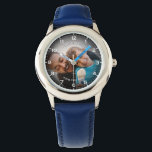 Relógio Foto personalizada moderna e texto personalizado<br><div class="desc">Este relógio personalizado apresenta um design de fotos emocionante e totalmente personalizado, perfeito para celebrar memórias queridas. O rosto do relógio mostra sua imagem escolhida cercada por um layout numérico clássico, fazer que seja fácil para as crianças ler o tempo enquanto mantém um momento querido próximo. Adicione o seu próprio...</div>