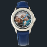 Relógio Foto Personalizada Moderna & Texto Personalizado p<br><div class="desc">Este relógio personalizado para meninos apresenta um design de foto emocionante e totalmente personalizado, perfeito para celebrar memórias queridas. A face do relógio exibe a imagem escolhida cercada por um layout numérico clássico, tornando fácil para as crianças lerem as horas enquanto mantêm um momento querido por perto. Adicione seu próprio...</div>