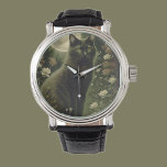 Relógio gato preto<br><div class="desc">Ficar de pé por flores brancas e cor-de-rosa é um gato preto com um lindo colar, com a lua ao fundo.</div>