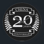 Relógio Grande 20 anos de casamento tradicional na China<br><div class="desc">Uma design para celebrar 20 anos de casamento. Este design tem um design branco de louros (porcelana) num fundo preto. A China é o presente tradicional para esta ocasião. No texto lê-se aniversário de 20 anos da China.Uma design romântica para celebrar seu 20 ano de casamento.Se você quiser ajuda para...</div>