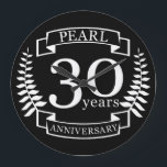 Relógio Grande 30 anos de aniversário de casamento em Pearl 30<br><div class="desc">Uma design para celebrar 30 anos de casamento. Este design tem um design de riso branco colorido sobre um fundo preto. Pearl é o presente tradicional para esta ocasião. No texto lê-se 30 anos de aniversário de pérola. Uma design romântica para comemorar seu 30 ano de casamento. Se você quiser...</div>