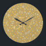 Relógio Grande 50º Aniversário do Dourado Coração Confetti<br><div class="desc">50º ANIVERSÁRIO ANIVERSÁRIO,  CORAÇÕES DOURADAS CONFETTI CLOCK. Personalizado com seus nomes em branco,  com uma sombra falsa de ouro e um belo roteiro "50" (ou uma inicial de monograma),  em um delicado fundo confete de corações em ouro. Projetado por Piglet © Pura em www.zazzle.com/purepiglet*.</div>