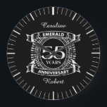 Relógio Grande 55.º aniversário de casamento, emerald crest<br><div class="desc">Uma design romântica para celebrar o seu 55º ano de casamento. Se você quiser alguma ajuda para personalizar este design, por favor, entre em contato comigo, eles podem pedir a este botão do designer, logo abaixo deste texto. Esta crista de cinquenta e cinco anos de aniversário de casamento tem o...</div>