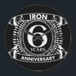 Relógio Grande 6º aniversário de casamento brasão desgastado<br><div class="desc">Um design para celebrar seu sexto ano de casamento. Este design de aniversário de casamento tem um brasão branco desgastado, com o texto ferro, 6 anos, aniversário. Se você precisar de ajuda para personalizar este design, por favor entre em contato comigo, há um botão 'pergunte ao designer' logo abaixo deste...</div>