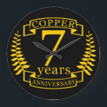 Relógio Grande 7 anos de aniversário de casamento de cobre<br><div class="desc">Uma design para celebrar 7 anos de casamento. Este design tem um design de louros amarelo (a cor tradicional para este aniversário) num fundo preto. O cobre é o presente tradicional para esta ocasião, nos EUA. O texto refere-se a 7 anos de aniversário de cobre. Uma design romântica para comemorar...</div>
