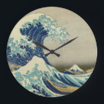 Relógio Grande A grande onda fora de Kanagawa<br><div class="desc">Este pulso de disparo de parede numberless caracteriza um impressão japonês muito famoso do woodblock chamado Kanagawa Okinami-Ura (神奈川沖浪裏), conhecido em inglês sob o nome da grande onda fora de Kanagawa. Foi imprimido primeiramente durante os 1830s por um artista nomeado Katsushika Hokusai como uma parte de suas trinta e seis...</div>