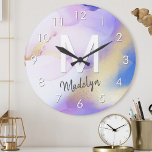 Relógio Grande Abstrato de Aquarela Roxa Monograma de luxo Rústic<br><div class="desc">Personalize facilmente este estilo glamouroso,  abstrato lilac,  tinta aquática e fundo de pulverização em ouro falso,  com os seus detalhes personalizados.</div>