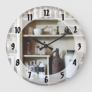 Relógio Grande Alcatrão e péletas e garrafas em Prateleiras