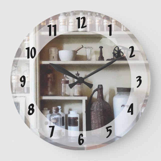 Relógio Grande Alcatrão e péletas e garrafas em Prateleiras (Frente)