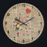Relógio Grande Alice, citações loucas da colagem do vintage do<br><div class="desc">Vintage Alice no „do país das maravilhas que é eu…" cite a ilustração do vintage sobre uma página inglesa velha do livro do dicionário de 100 anos. Este design incrível decorará todo o artigo que você quiser os olhares grandes no roupa, está fazendo olhares da roupa original e vintage. Igualmente...</div>