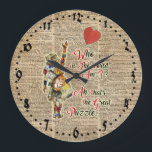 Relógio Grande Alice, citações loucas da colagem do vintage do<br><div class="desc">Vintage Alice no „do país das maravilhas que é eu…" cite a ilustração do vintage sobre uma página inglesa velha do livro do dicionário de 100 anos. Este design incrível decorará todo o artigo que você quiser os olhares grandes no roupa, está fazendo olhares da roupa original e vintage. Igualmente...</div>