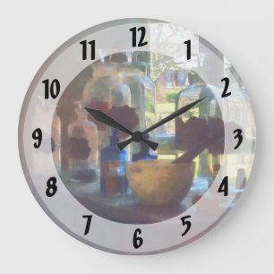 Relógio Grande Almofariz, pilão e garrafas pela janela