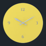 Relógio Grande Amarelo e Cinza Minimalista<br><div class="desc">O relógio artístico moderno apresenta um design minimalista numa paleta de cores amarela e cinza. Uma simples design simples com números de cinza em um fundo amarelo. Uma adição moderna à sua cozinha, sala de estar ou muro de escritório, um presente moderno e pensado de escritório ou um presente moderno...</div>