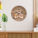 Relógio Grande AMO-VOS Dia de as mães de Colagem de Fotos Persona<br><div class="desc">O moderno relógio de 3 fotos com uma mensagem personalizável agora lendo NÓS O AMAMAMOS MOM, com 3 quadros favoritos embaixo em um fundo no estilo de fazenda rústica (impresso). Faça-o por você ao adicionar seus nomes e ano abaixo. Um presente de manutenção pessoal e exclusivo para a melhor mãe...</div>
