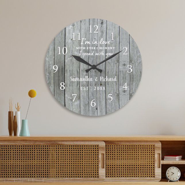Relógio Grande Aniversário de Casamento de Cinzas Rústicas (Rustic Gray Wood Love Quote Wedding Anniversary Large Clock)