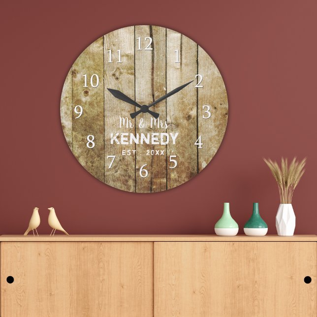 Relógio Grande Aniversário de Casamento do Casal Rustic Barn Wood (Rustic Barn Wood Couple Name Wedding Anniversary Large Clock - Anniversary gift ideas)