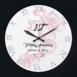 Relógio Grande Aniversário de Casamento Elegante do Sketch de Tin<br><div class="desc">Um relógio moderno, elegante e personalizado de aniversários de casamento mantém a figura com um desenho a tinta de uma orquídea rosa ao fundo e as palavras "Aniversário de Casamento" em caligrafia elegante, assim como os algarismos romanos para a cara do relógio. Um belo presente de casamento personalizado ou aniversário...</div>