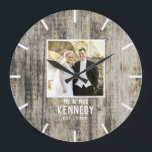 Relógio Grande Aniversário de Foto de Casamento de Madeira Rustic<br><div class="desc">Relógio único para personalizar com foto de casal,  nome e ano estabelecido. O relógio de casamento rústico com um efeito de madeira aflita faz um presente de excelente para casamentos,  aniversários e novo aquecimento doméstico.</div>