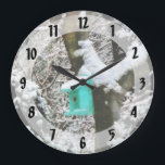 Relógio Grande Aniversário de Turquesa no inverno<br><div class="desc">Você é alguém que ama inverno e neve. Esta design desta vívida casa de pássaros turquesas contrastando com a neve branca esperando por primavera e sua nova família de pássaros traz o sentimento excitante da primeira neve o ano todo.</div>