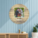 Relógio Grande  Aniversário do Casamento de Fotos de Wed Newly Ru<br><div class="desc">Relógio único para personalizar com foto de casal,  nome e ano estabelecido. O relógio de casamento rústico com um efeito de madeira aflita faz um presente de excelente para casamentos,  aniversários e novo aquecimento doméstico.</div>