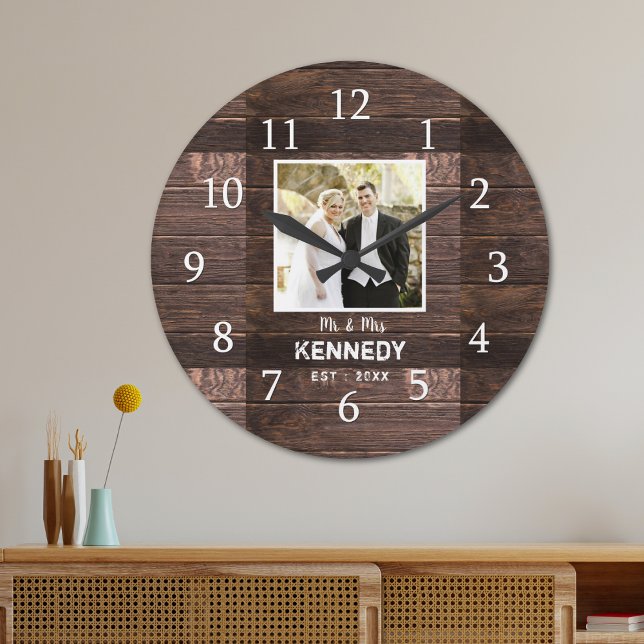 Relógio Grande Aniversário do Casamento de Fotos Personalizado da (Rustic Wood Personalized Photo Wedding Anniversary Large Clock)