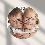 Relógio Grande Ano de nomes para crianças com fotografia personal<br><div class="desc">Adicione sua foto favorita de sua família,  crianças,  crianças,  amigos ou animais de estimação. Números pretos. Personalize e adicione seus nomes e ano,  letras negras. Perfeito para dia de os pais,  dia de as mães ou como presente de aniversário ou Natal.</div>
