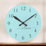 Relógio Grande Aqua Blue Teal Modern Script Girly Monographic Nam<br><div class="desc">Relógio de Nome do Monograma Simples de Script Azul Aqua Azul. Isto faz o doce e perfeito aniversário de 16 anos,  casamento,  chá de panela,  aniversário,  chá de fraldas ou festa de solteira presente para alguém que ama luxo de luxo e estilos quíticos.</div>