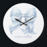 Relógio Grande Arco Azul Trendy Personalizado Com Nome Monograma<br><div class="desc">Adicione um toque de elegância do eterno à sua decoração com o Arco azul de tendência personalizado com o nome Monograma Large Clock. Apresentando um delicado arco pré-disquete coquete em um estilo de aquarela suave, este relógio combina facilmente o charme de vintage com a estética moderna. Seu apelo de decoração...</div>