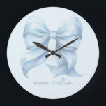 Relógio Grande Arco Azul Trendy Personalizado Com Nome Monograma<br><div class="desc">Eleve a decoração da sua casa ou do seu escritório com o Arco Trendy Blue Personalizado com o nome Monograma Large Clock, uma fusão perfeita de estilo e função. O arco de coquete pré-disquete do relógio, renderizado em matizes de aquarela suave, traz uma estética feminina vintage para qualquer espaço. Quer...</div>