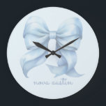 Relógio Grande Arco Azul Trendy Personalizado Com Nome Monograma<br><div class="desc">Eleve a decoração da sua casa ou do seu escritório com o Arco Trendy Blue Personalizado com o nome Monograma Large Clock, uma fusão perfeita de estilo e função. O arco de coquete pré-disquete do relógio, renderizado em matizes de aquarela suave, traz uma estética feminina vintage para qualquer espaço. Quer...</div>