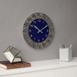 Relógio Grande Art Deco Dourado Azul-Chave da Fronteira Grego-Cha<br><div class="desc">Art-Deco Dourado Blue Greece Key Border,  Dourado Markers Wall Clock Uma clássica fronteira de ouro com deco de arte num fundo azul profundo.  Os marcadores numéricos também estão em ouro.</div>
