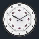 Relógio Grande Art Deco Graphics<br><div class="desc">Parte da série de pratos "Uvas Arte Deco" HoMeArts, roupas de mesa, travesseiros e muito mais, este belo relógio de parede será apreciado por anos enquanto ele pendura orgulhosamente na sua cozinha (ou em qualquer outra sala). Números grandes e fáceis de ler, este relógio é adorado com um design sofisticado...</div>