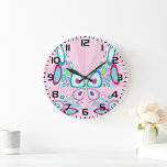 Relógio Grande Arte Abstrato-Pop de Borboleta Retroativa<br><div class="desc">Adicione um toque de elegância e capricho ao seu espaço com este relógio encantador, com uma borboleta abstrato graciosamente fluindo sobre um fundo rosa macio. O delicado e intrincado design capta a essência da beleza e da serenidade, fazer-o como uma adição perfeita a qualquer sala que precise de um pop...</div>