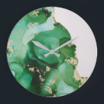 Relógio Grande Arte de Fluido de Tinta Verde abstrato<br><div class="desc">Este relógio de parede foi criado usando a imagem de uma das minhas pinturas originais de tinta alcoólica. Com uma bela tinta abstrato verde,  este relógio é verdadeiramente um dos tipos e faz uma peça de declaração de excelente!</div>