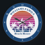 Relógio Grande Árvore de Palma de Palma de Praia Personalizada e<br><div class="desc">Legal relógio de parede de praia com um pôr do sol bonito rosa atrás das palmeiras tropicais. Lindo decoração de casa de ilha personalizada para o seu bar de polo ou a sua cabana-de-terra.</div>