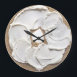 Relógio Grande Bagel e queijo creme Novelty<br><div class="desc">Bagel e nata recheados de queijo,  relógio de novo...  comida divertida de relógios temáticos de Ricaso. perfeito para a sua cozinha e será um ponto de conversa durante anos</div>
