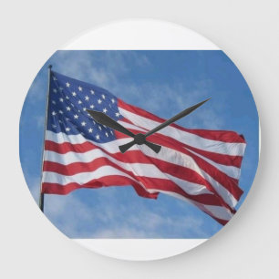 Relógio Grande Bandeira Americana Ondulando Contra o Céu Azul