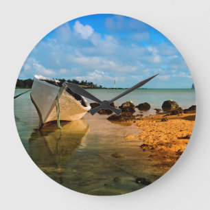 Relógio Grande Barco De Pesca Na Praia Mauritiana Com Islet