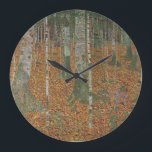 Relógio Grande Birch Forest por Gustav Klimt, Vintage Art Nouveau<br><div class="desc">Birch Forest (c. 1903), de Gustav Klimt, é uma pintura típica da Era Vitoriana Simbiolismo das belas artes, que apresenta uma cena natural. Uma floresta com pássaros e folhas no outono, com folhas castanhas espalhadas no chão. Sobre o artista: Gustav Klimt (1862-1918) era um pintor simbolista austríaco e um dos...</div>