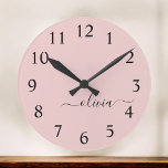 Relógio Grande Blush Dusty Pink Modern Script Girly Monograma Nom<br><div class="desc">Relógio de Nome do Monograma Simples de Script Pink com Blush Dusty. Isto faz o doce e perfeito aniversário de 16 anos,  casamento,  chá de panela,  aniversário,  chá de fraldas ou festa de solteira presente para alguém que ama luxo de luxo e estilos quíticos.</div>