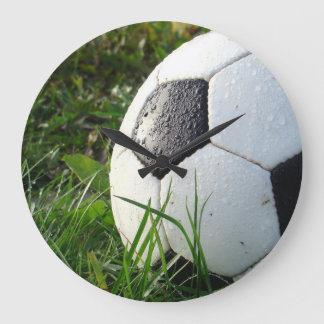 Relógio Grande Bola de Futebol Preta e Branca na Grama Verde