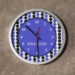 Relógio Grande Bolinhas azuis e negras com nome<br><div class="desc">Azul e Preto com Relógio Redondo de Nomes é criado por design de tamanho. Design apresenta um círculo azul no meio do relógio de parede com borda preta. Dentro do círculo é o nome que é criado como modelo para que o cliente possa personalizá-lo. O Círculo é rodeado por pontos...</div>