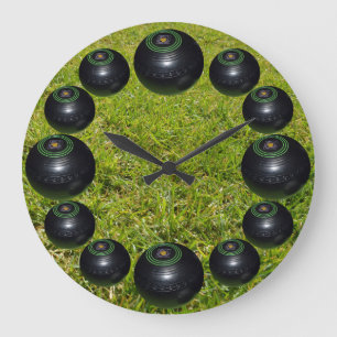 Relógio Grande Bolinhos De Lawn Sobre Grama Verde,