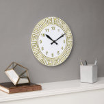 Relógio Grande Borda Chave Grega Branco Dourado Art Déco Marcador<br><div class="desc">Relógio de Parede com Borda Chave Grega Branco Dourado Art-Déco,  Marcadores Dourados  
 Uma clássica borda dourada art déco em um fundo branco. Os marcadores numéricos também são em dourado.</div>