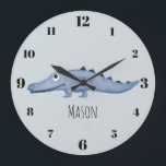 Relógio Grande Boys Blue Watercolor Crocodile Safari Name Nursery<br><div class="desc">Este relógio legal e fofo para crianças/bebês apresenta um crocodilo azul de aquarela,  e espaço para o nome do seu filho,  e seria uma adição perfeita para o quarto do seu bebê ou para os seus filhos. Vejam o resto da nossa coleção para outros animais de safari azul giros!</div>