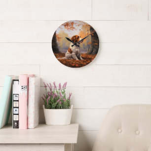 Relógio Grande Brittany Spaniel no outono deixa cair inspiração