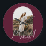 Relógio Grande Burgundy, Foto do Arch de Casamento<br><div class="desc">Um especial de manutenção mostra sua foto de casamento em um design de arco elegante com o texto "Casado" em cartaz chic juntamente com seus nomes e data de casamento em um pequeno ou grande relógio de parede. Um belo presente para a sua família e uma memória fabulosa para mostrar...</div>