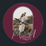 Relógio Grande Burgundy, Foto do Arch de Casamento<br><div class="desc">Um especial de manutenção mostra sua foto de casamento em um design de arco elegante com o texto "Casado" em cartaz chic juntamente com seus nomes e data de casamento em um pequeno ou grande relógio de parede. Um belo presente para a sua família e uma memória fabulosa para mostrar...</div>